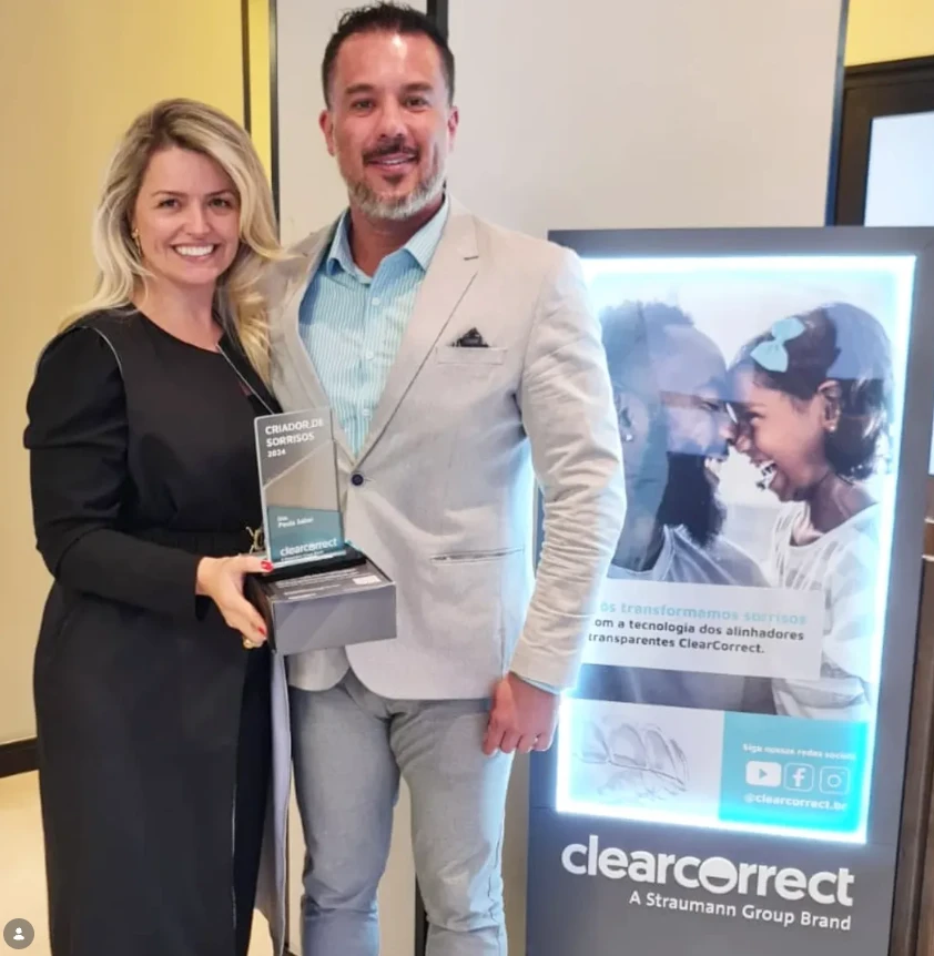 Dra. Paula Sabei recebendo o prêmio Criador de Sorrisos 2024 da ClearCorrect