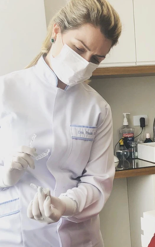 Dra. Paula Sabei preparando alinhadores no consultório