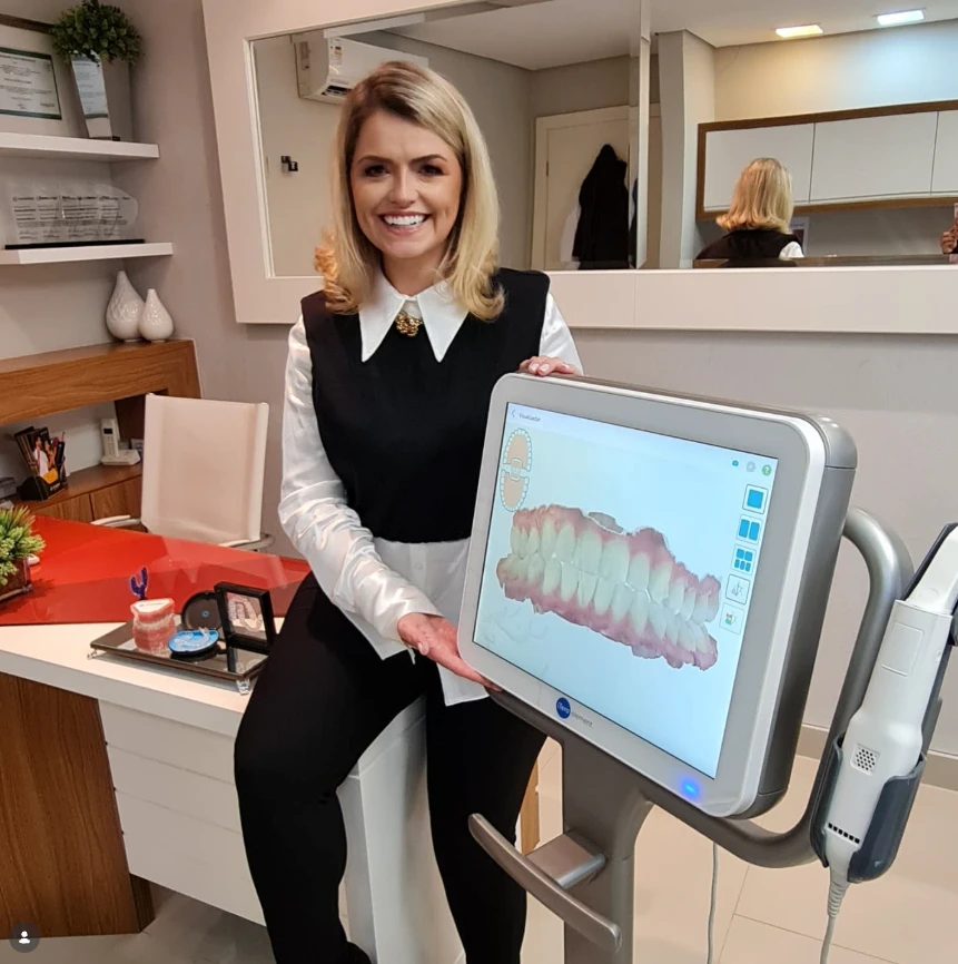 Dra. Paula Sabei com o scanner intraoral 3D no consultório
