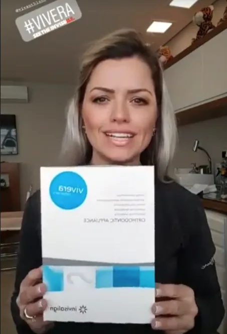 Dra. Paula Sabei apresentando a contenção Vivera da Invisalign